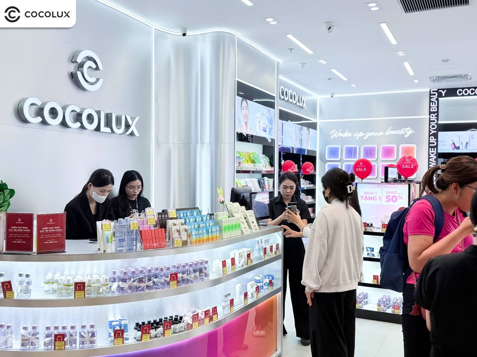 Cửa hàng Cocolux Royal City với không gian mua sắm khang trang, hiện đại sẵn sàng phục vụ khách hàng