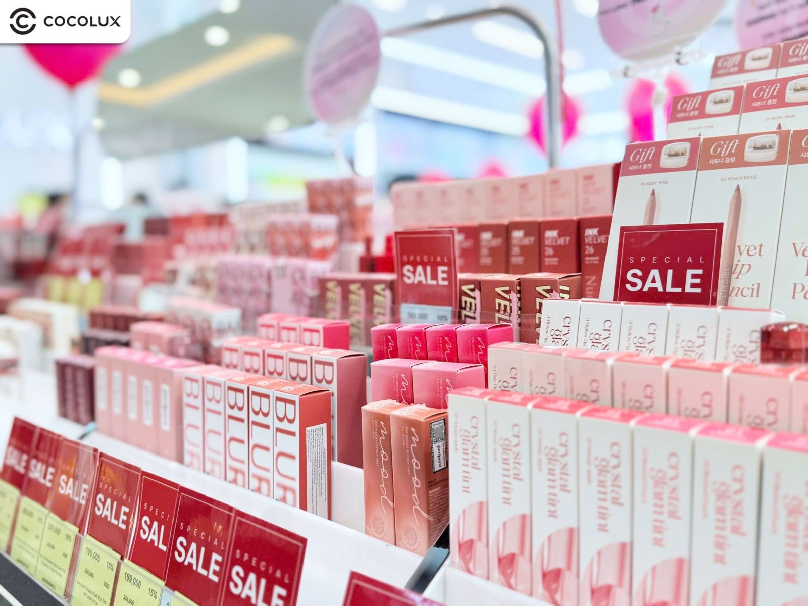Cửa hàng Cocolux Royal City với không gian mua sắm khang trang, hiện đại sẵn sàng phục vụ khách hàng