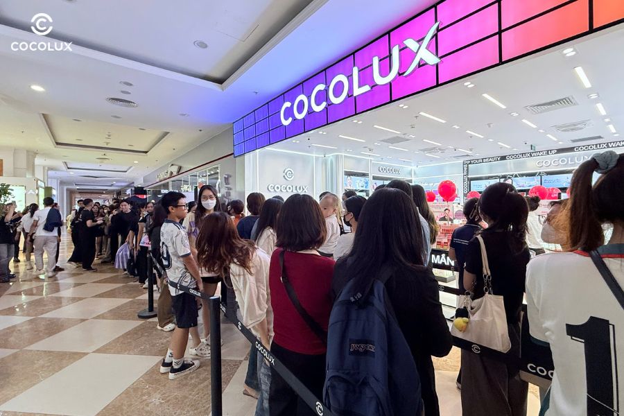 Ngay từ sớm, nhiều khách hàng hàng đã đến sớm xếp hàng đợi xông đất Cocolux Royal City