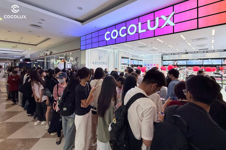Ngay từ sớm, nhiều khách hàng hàng đã đến sớm xếp hàng đợi xông đất Cocolux Royal City