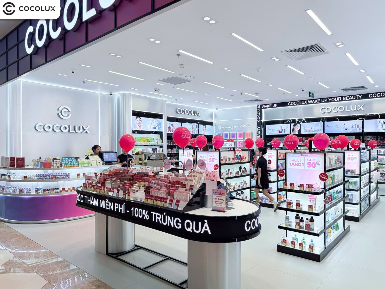 Cửa hàng Cocolux Royal City với không gian mua sắm khang trang, hiện đại sẵn sàng phục vụ khách hàng