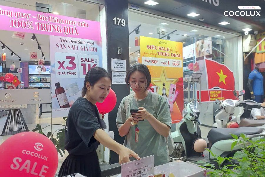 Nhân viên Cocolux tư vấn cho khách hàng về các chương trình khuyến mãi