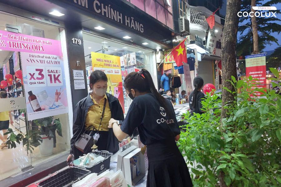 Nhân viên Cocolux tư vấn cho khách hàng về các chương trình khuyến mãi