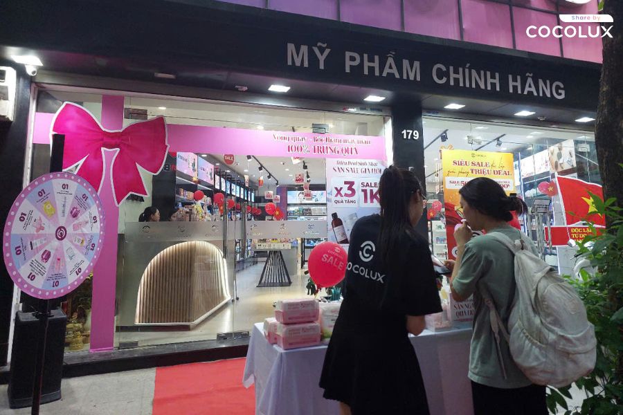 Nhân viên Cocolux tư vấn cho khách hàng về các chương trình khuyến mãi